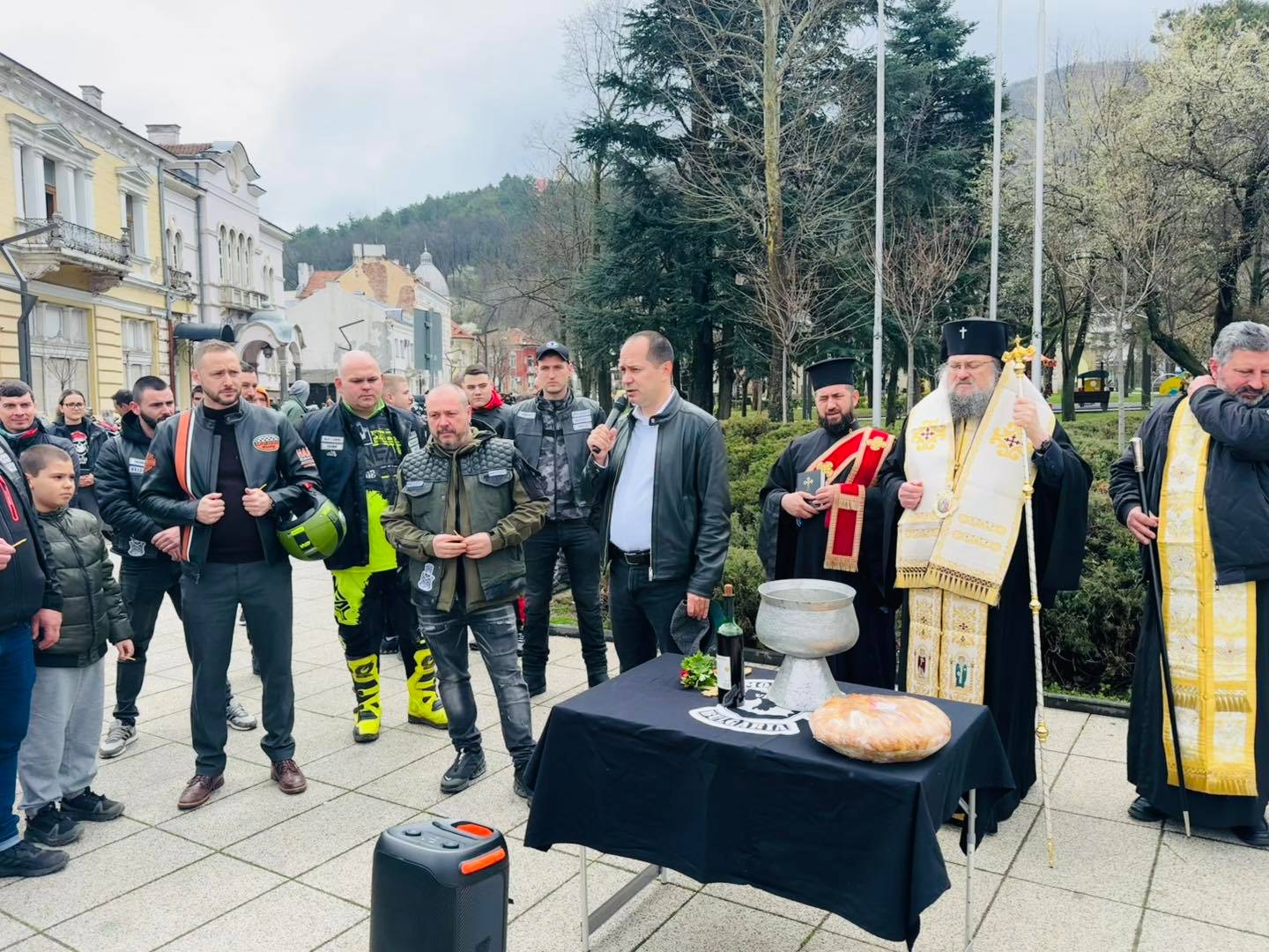 Водосвет за здраве и благополучие отслужи Негово Високопреосвещенство Врачанският митрополит Григорий